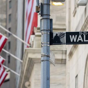How do higher interest rates affect US stocks?